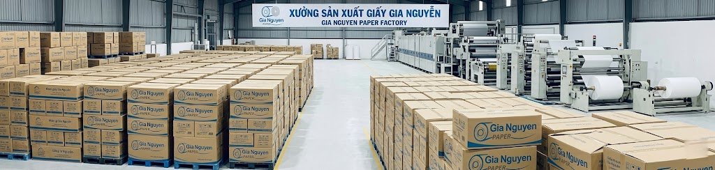 Một bức ảnh g&oacute;c rộng về một kho h&agrave;ng khổng lồ chứa h&agrave;ng trăm pallet th&ugrave;ng khăn giấy v&agrave; giấy vệ sinh được d&aacute;n nh&atilde;n 'Gia Nguyen Paper', thể hiện quy m&ocirc; sản xuất gi&aacute; tận xưởng